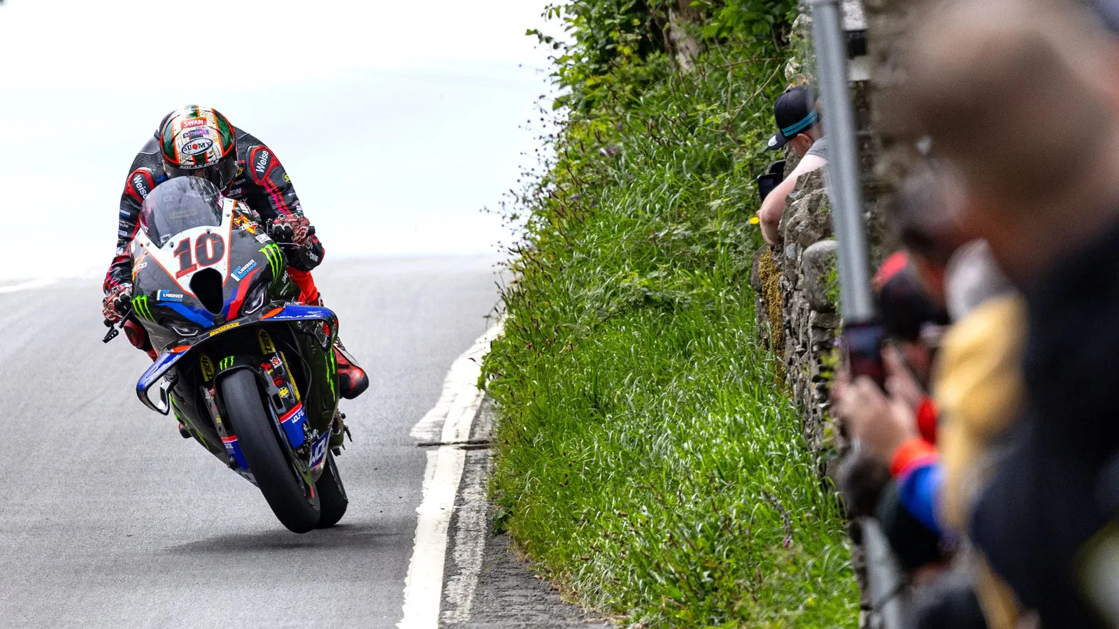 Peter Hickman en course dans le Senior TT. Crédit : Île de Man TT.