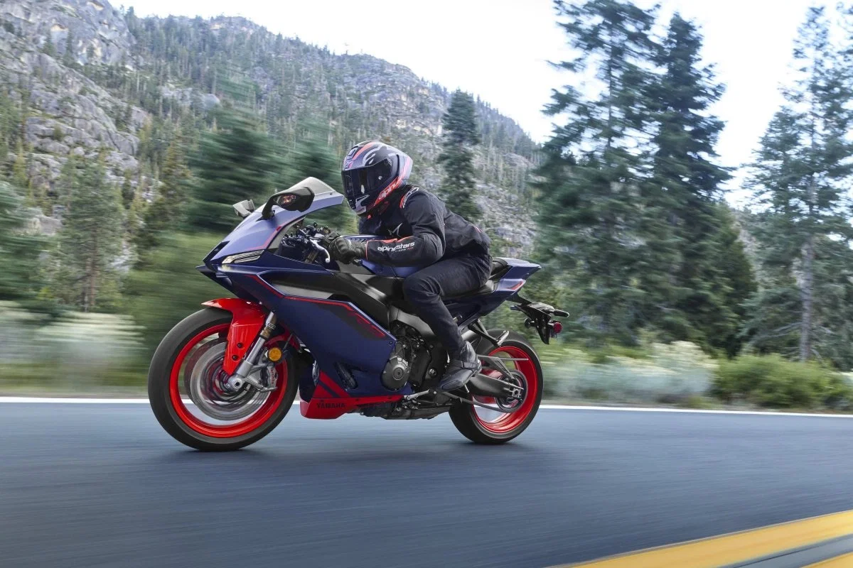 Le bleu fantôme mat et le rouge fluorescent Yamaha R9