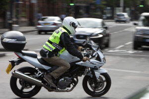 L'Australie rend obligatoires les gants de haute visibilité et de moto pour les nouveaux pilotes