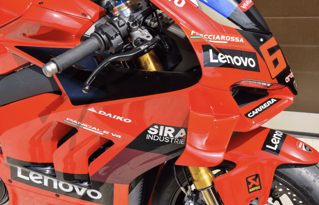 Réplique Bagnaia Ducati Panigale V4 S en rouge. Crédit : commissaires-priseurs emblématiques.