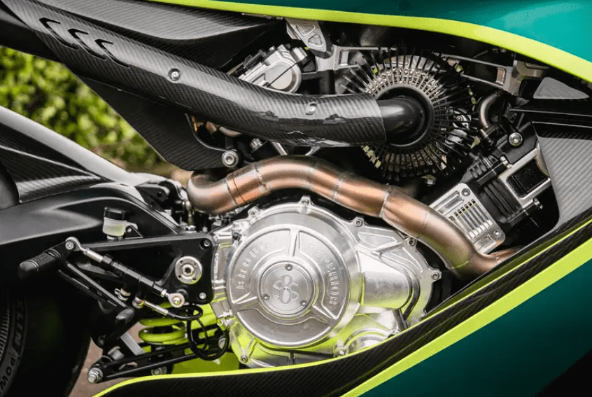 Pièces en fibre de carbone sur l'Aston Martin Brough Superior AMB 001 Pro. Crédit : commissaires-priseurs emblématiques.