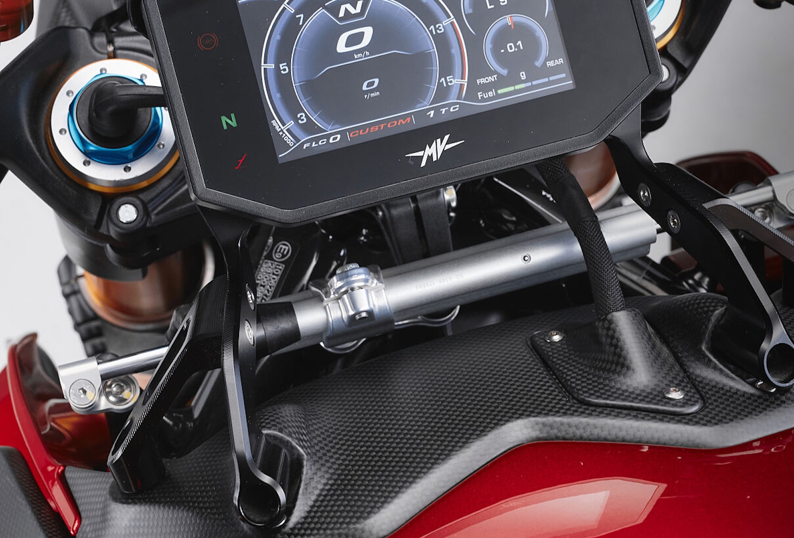 Un support TFT usiné CNC sur une MV Agusta Brutale 1000 RR