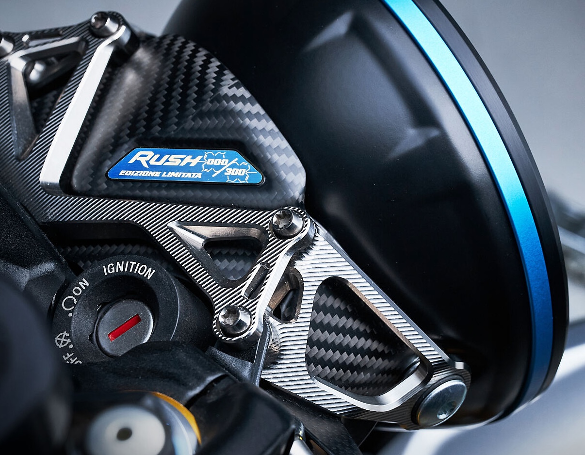 Le support de phare d'une MV Agusta Rush Titanio