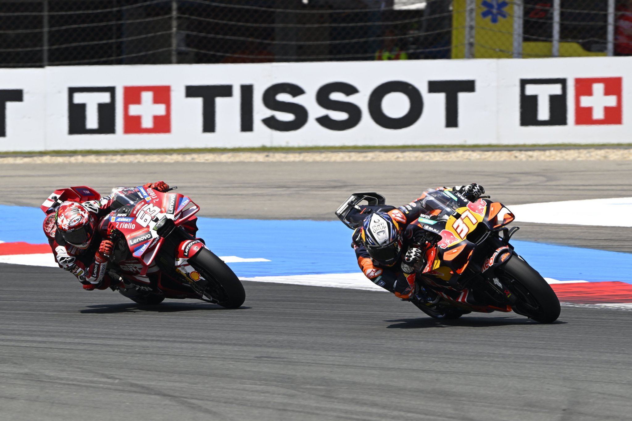 Pedro Acosta et Francesco Bagnaia en course à Assen.