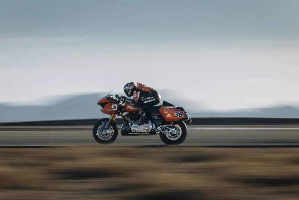 Bradley Smith teste la Harley-Davidson King of the Baggers Road Glide