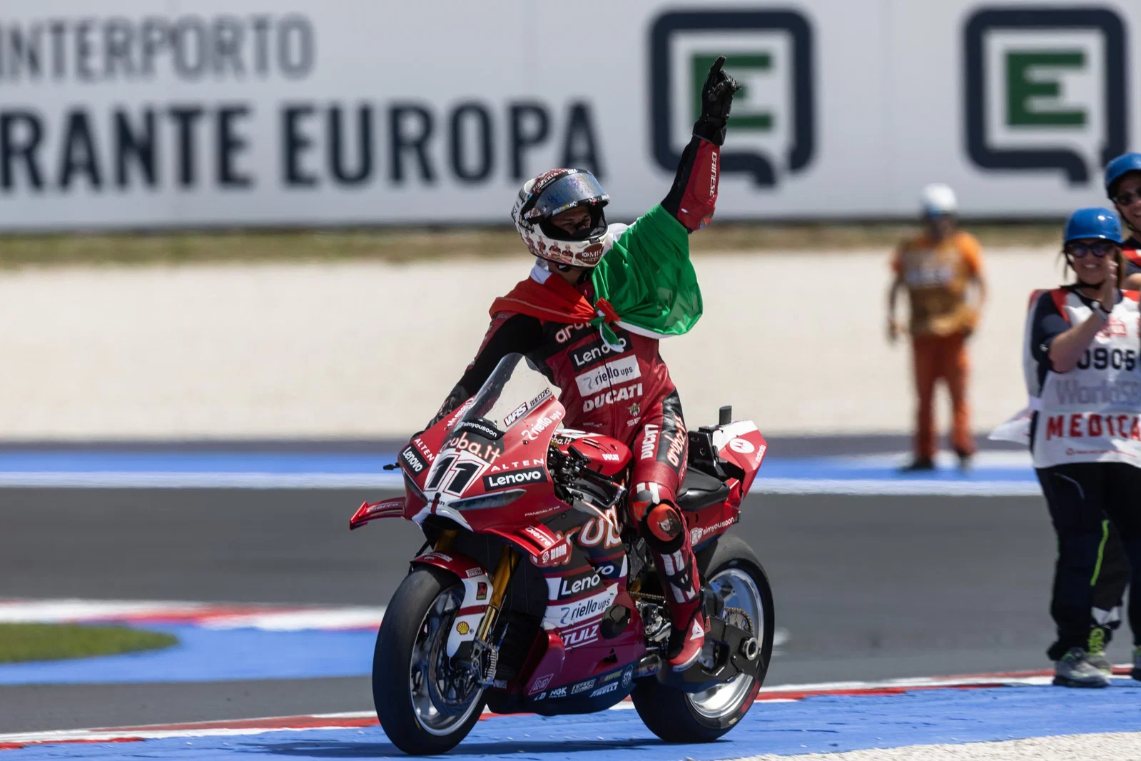 Nicolo Bulega célèbre une victoire en WorldSBK. Crédit : Or et Oie.