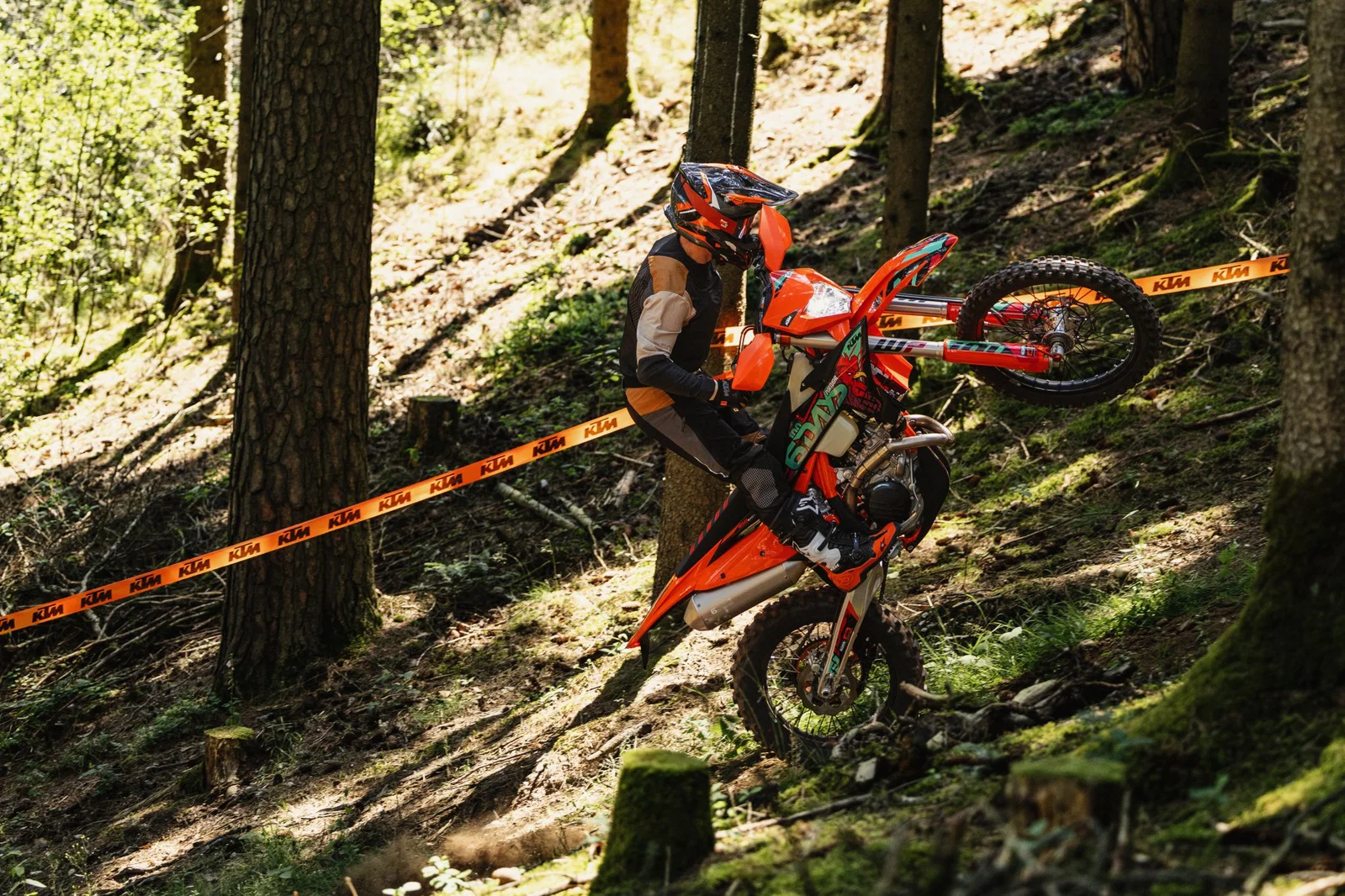 Moto enduro KTM EXC sur une roue.