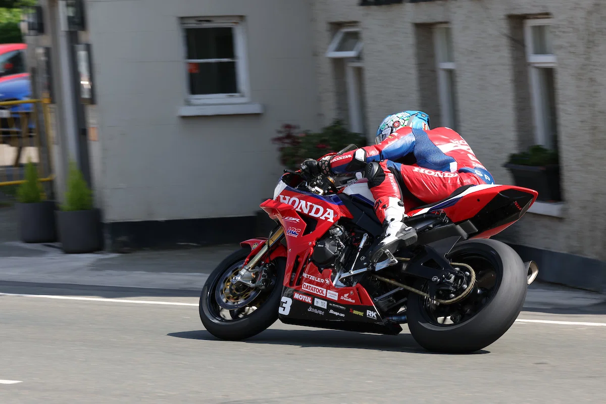 Dean Harrison pilote une Honda au TT 2026.