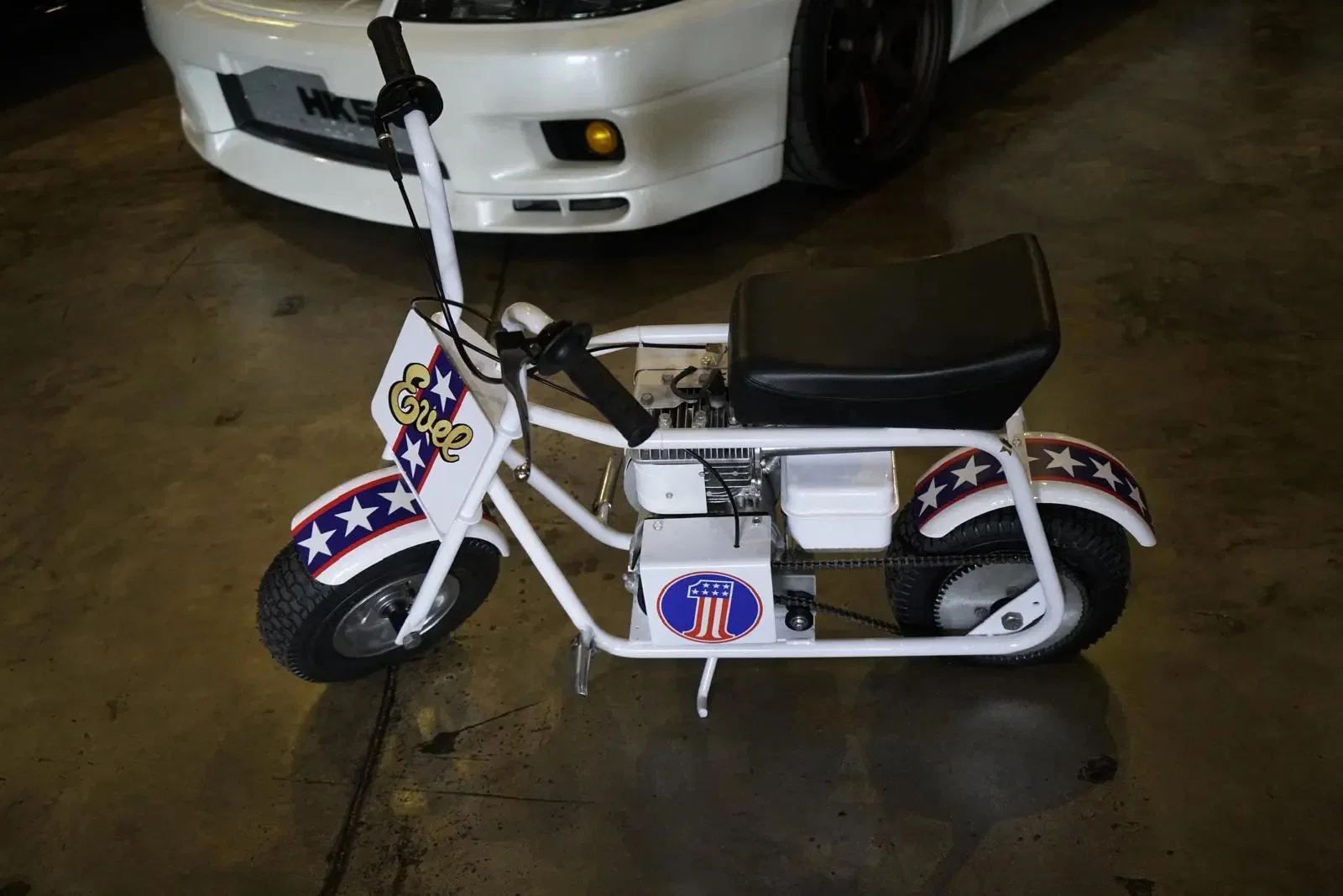 Un minibike Ruttman avec peinture Knievel