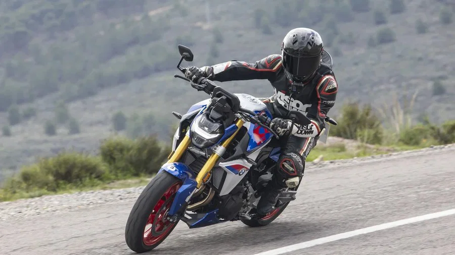 BMW F900 R sur la route.