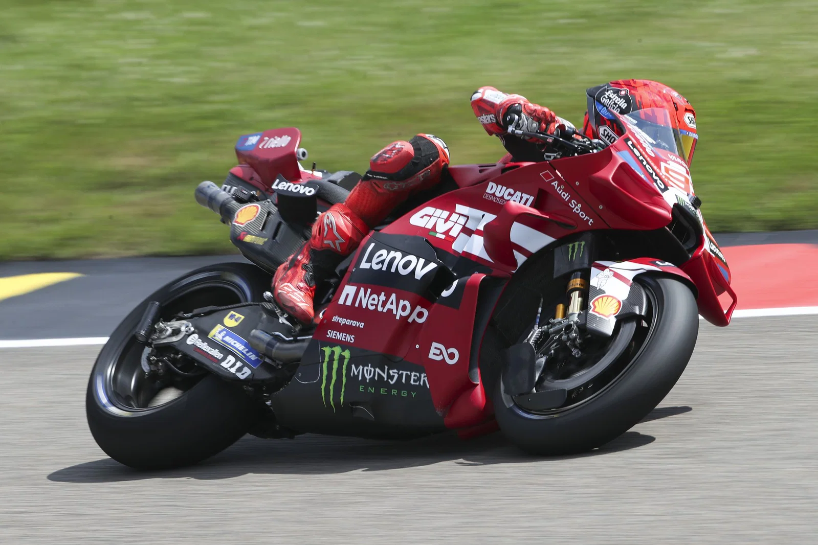 Marc Marquez sur le circuit du Sachsenring. Crédit : Or et Oie.