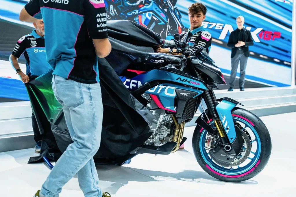 Le concept CFMoto 675NK GP exposé à l'EICMA