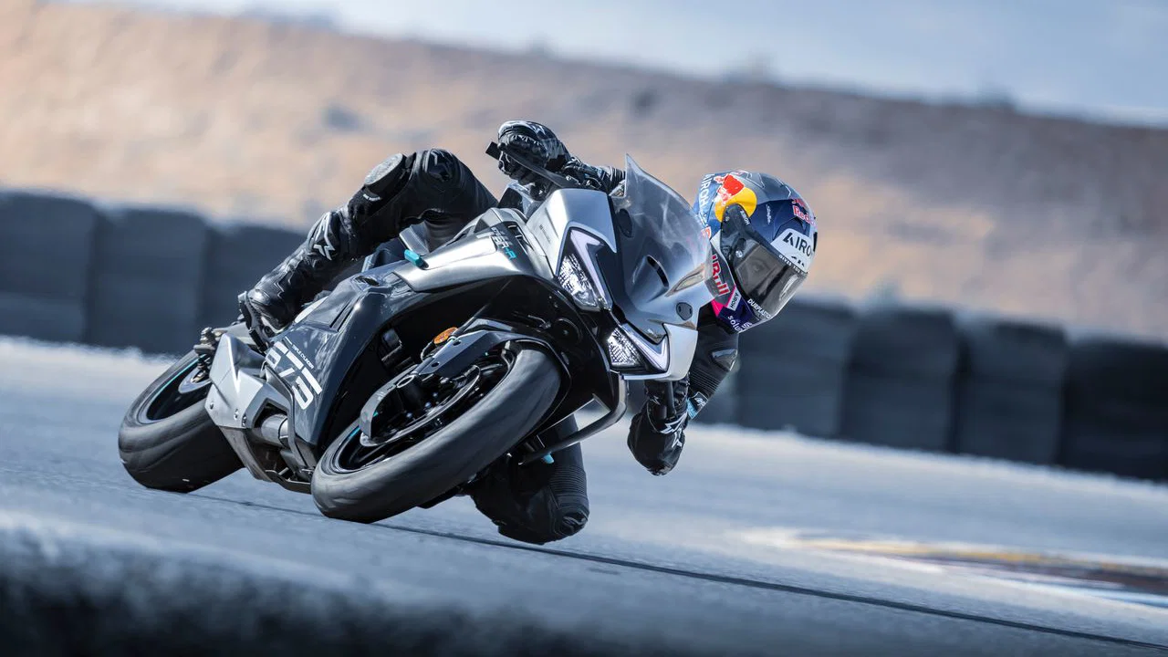 The CFMoto 675SR-R - riding