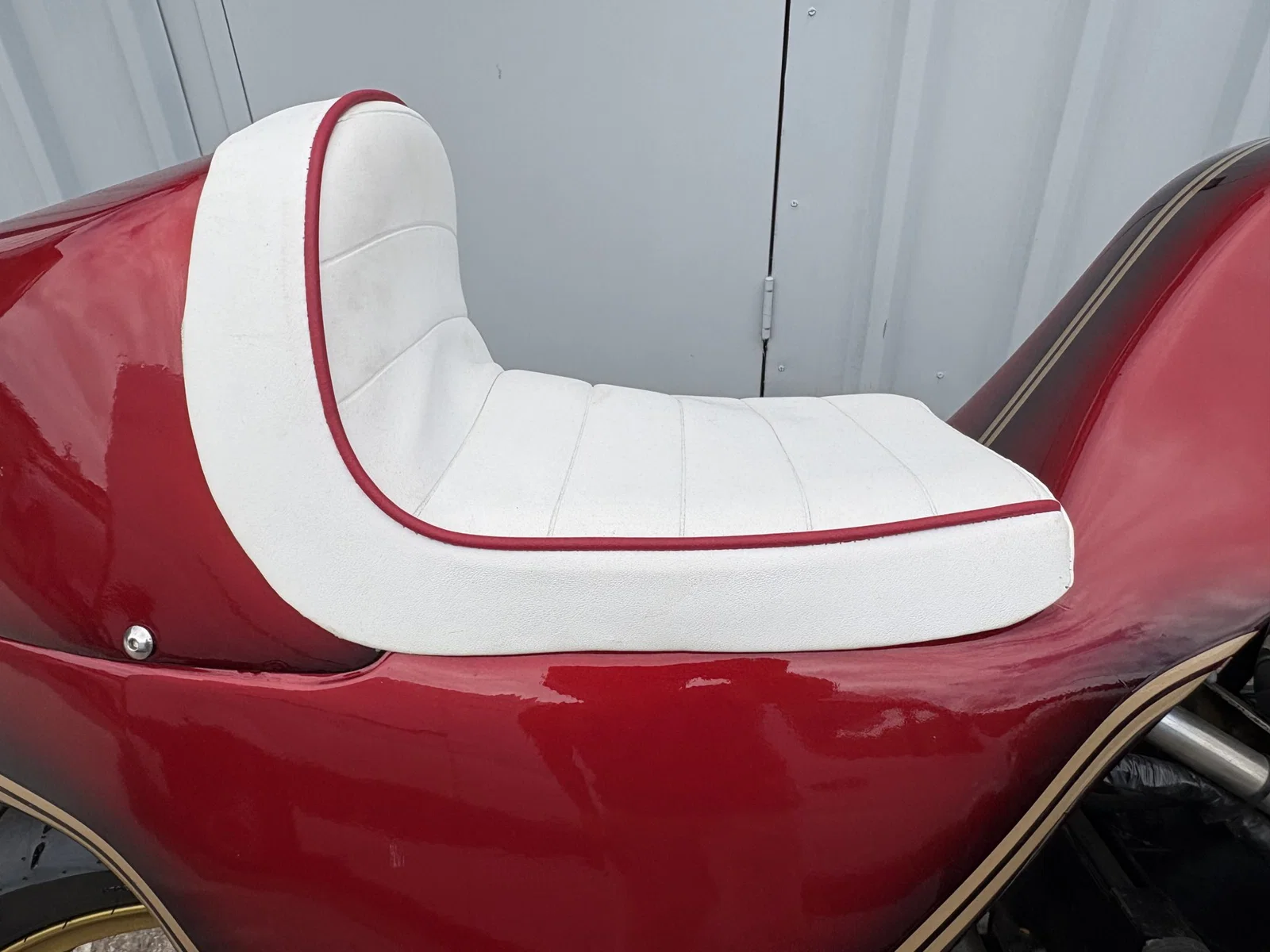 Selle blanche abritée par la Moto Martin CB1100F. Crédit : H&H Classiques.