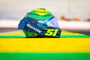 Le pilote MotoE Eric Granado reçoit sa propre réplique de casque Shark Skwal Cup