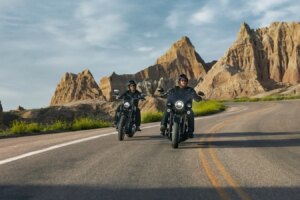 Harley-Davidson Deadwood dévoilé comme un bobber Softail dépouillé