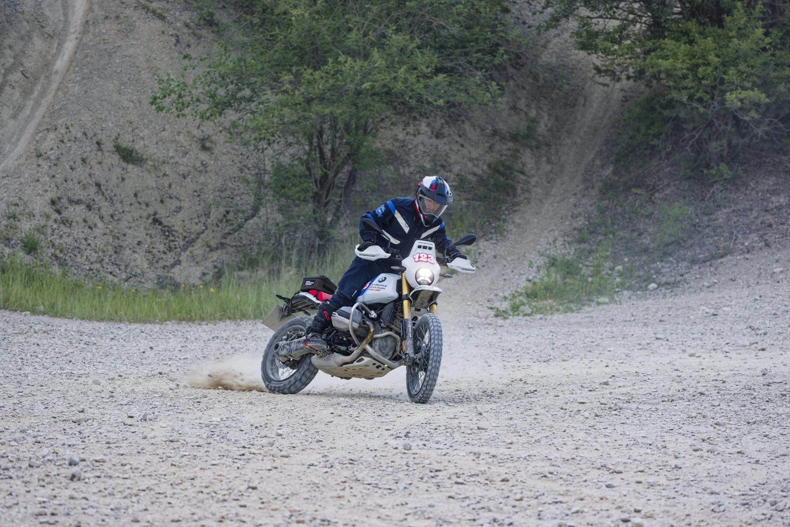 Moto de compétition BMW R12 G/S GS Trophy en action.
