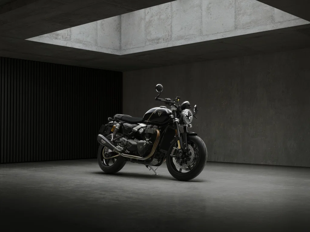 La Triumph Speed ​​Twin 1200 TFC porte une livrée noire avec des accents dorés.