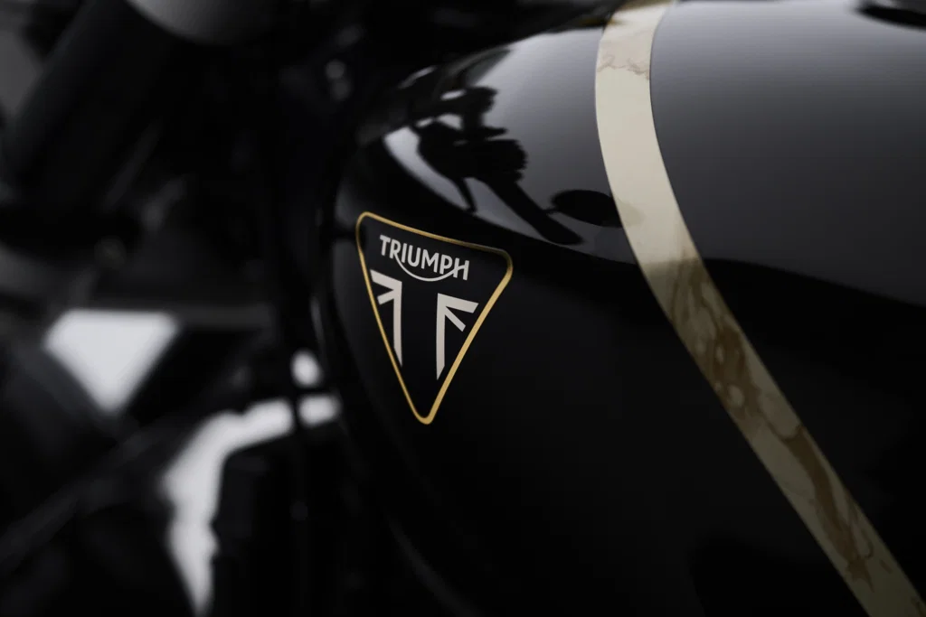 Badge Triumph sur le nouveau Speed ​​Twin 1200 TFC.