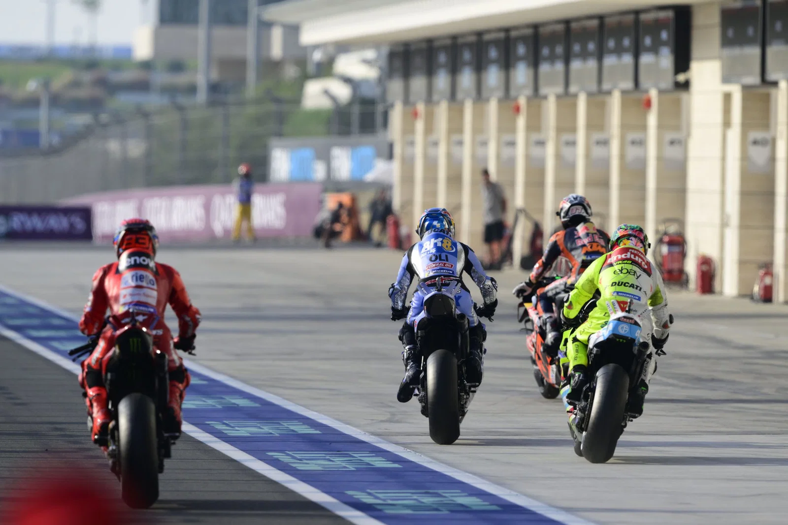 Motos MotoGP circulant dans la voie des stands au Qatar. Crédit : Or et Oie.