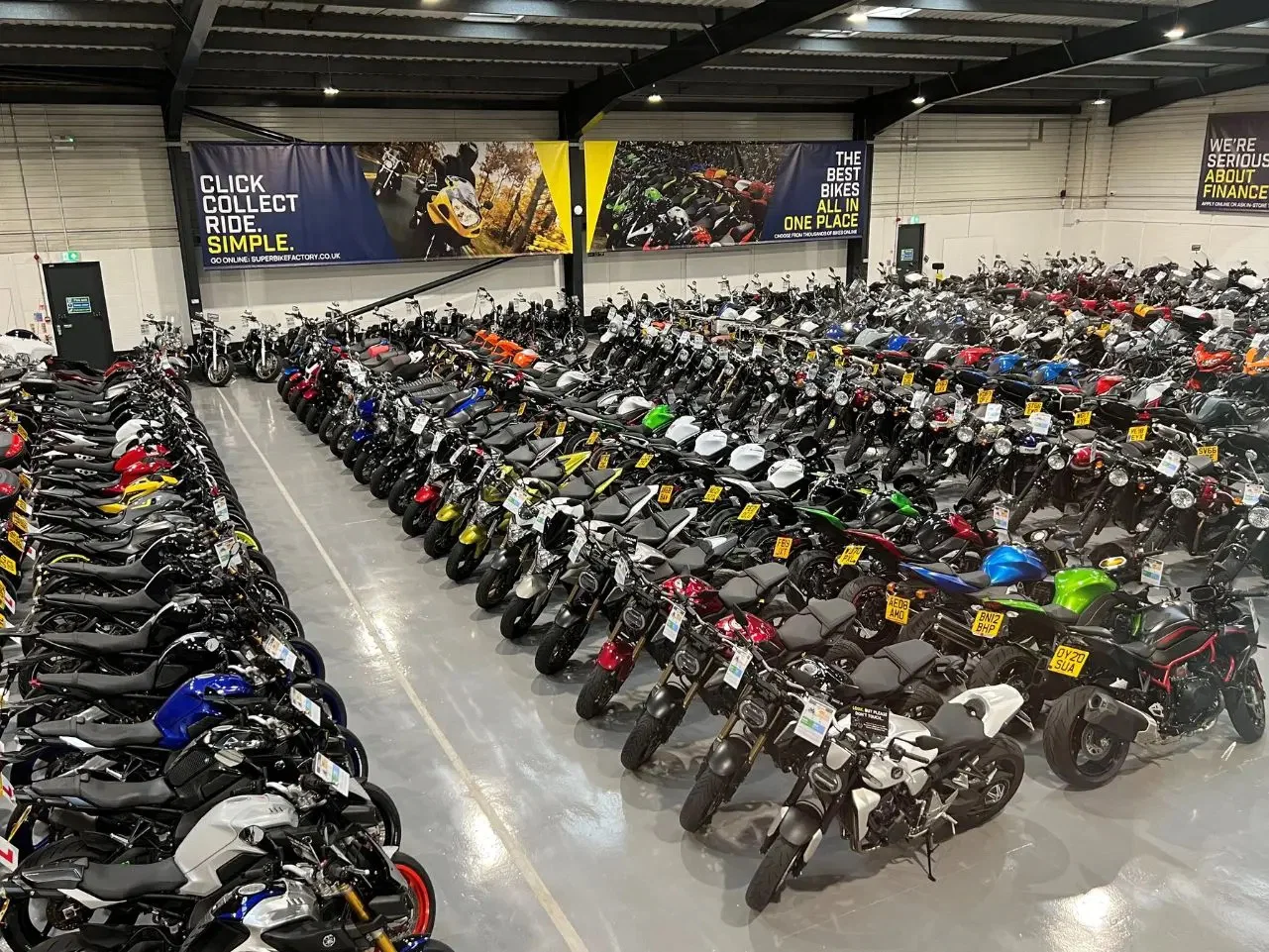 Dans un showroom de SuperBike Factory