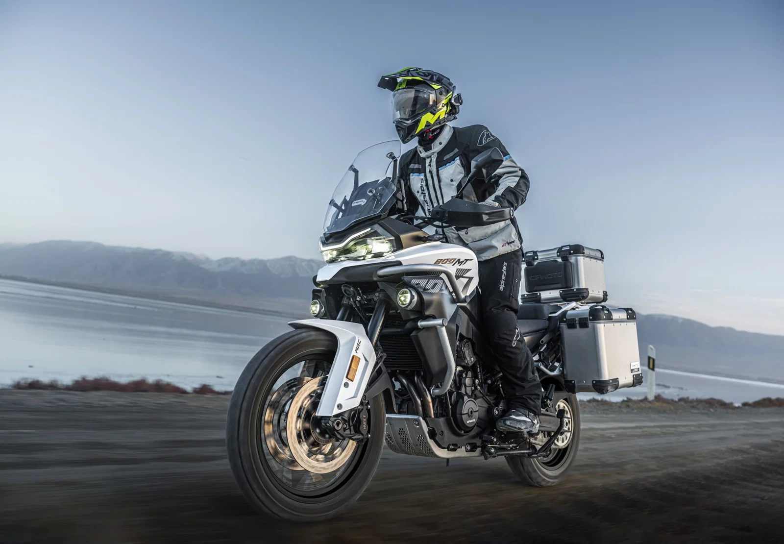 Un CFMoto 800MT-ES