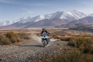 CFMoto 800MT-ES arrive avec une suspension électronique et des aides au pilotage Bosch pour 8 499 £