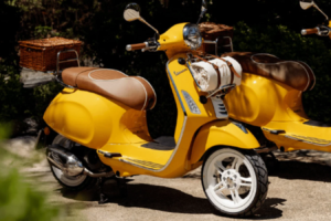 La nouvelle Primavera 125 en édition limitée Vespa x Gigi dévoilée à Saint-Tropez