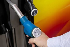 BMW, Toyota, Bosch et Repsol lancent un essai réel d'essence 100 % renouvelable