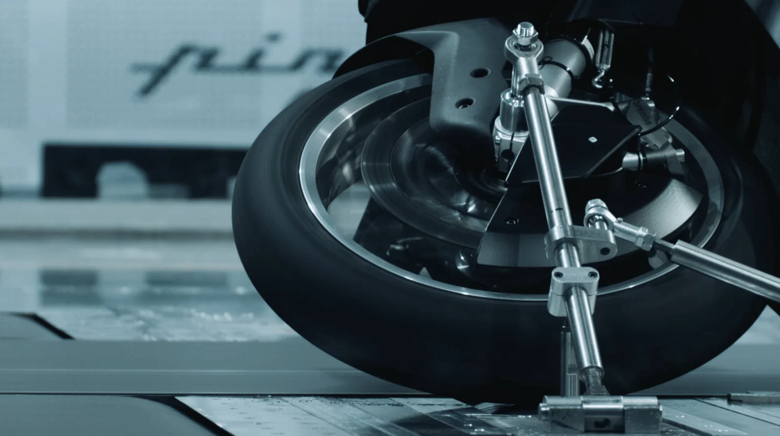 Le CFMoto V4 SR-RR dans la soufflerie Pininfarina