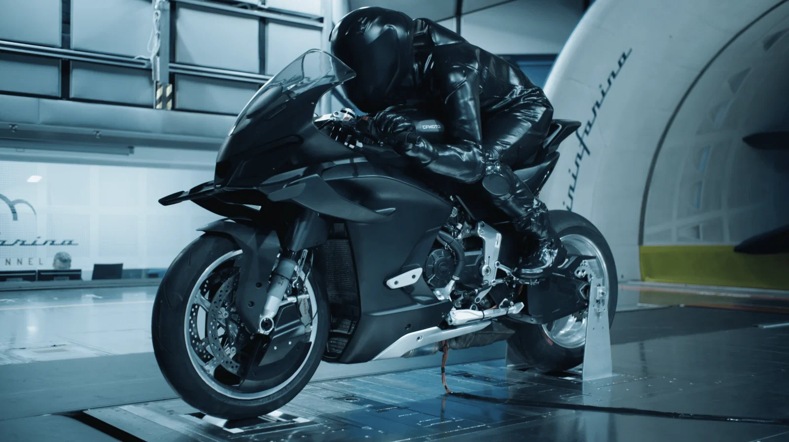 Le CFMoto V4 SR-RR dans la soufflerie Pininfarina