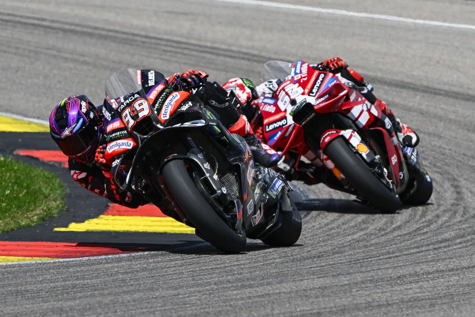 Jorge Martin pilote Francesco Bagnaia de Ducati en 2026. Crédit : Gold and Goose.