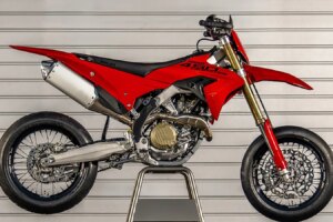 La Ducati Desmo450 SM coûte 12 095 £ en tant que première couverture de casse de supermotard sur piste uniquement