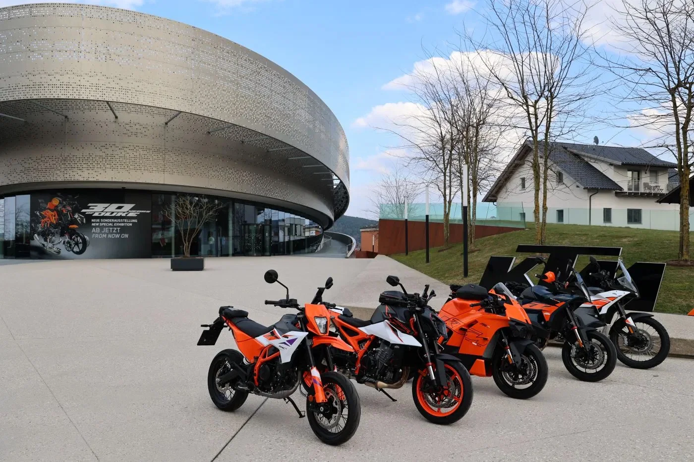 KTM Motohall avec flotte de location de vélos.