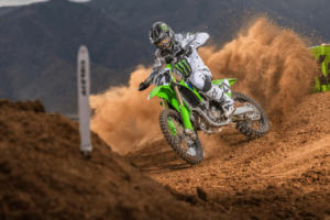 Le KX450 vainqueur du titre MXGP de Kawasaki disponible avec une réduction de 500 £