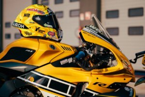L'équipe Superbike dévoile une Yamaha R1 spéciale inspirée de Kenny Roberts pour la course de nuit