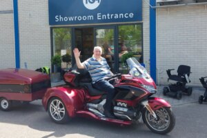Un motocycliste handicapé poursuit un remarquable voyage sur deux roues à 75 ans