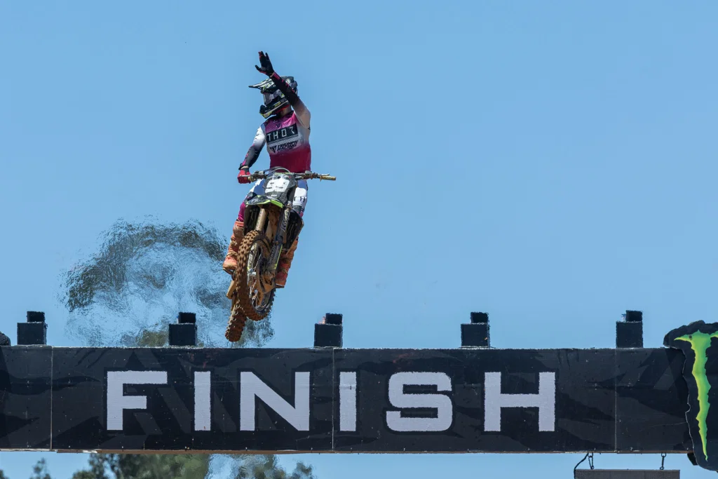 Guillem Farres effectuant un saut sur la Triumph TF 250-X.