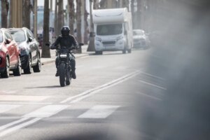 Barcelone prouve que les villes peuvent faciliter la vie des motards, alors pourquoi le Royaume-Uni ne le fait-il pas ?