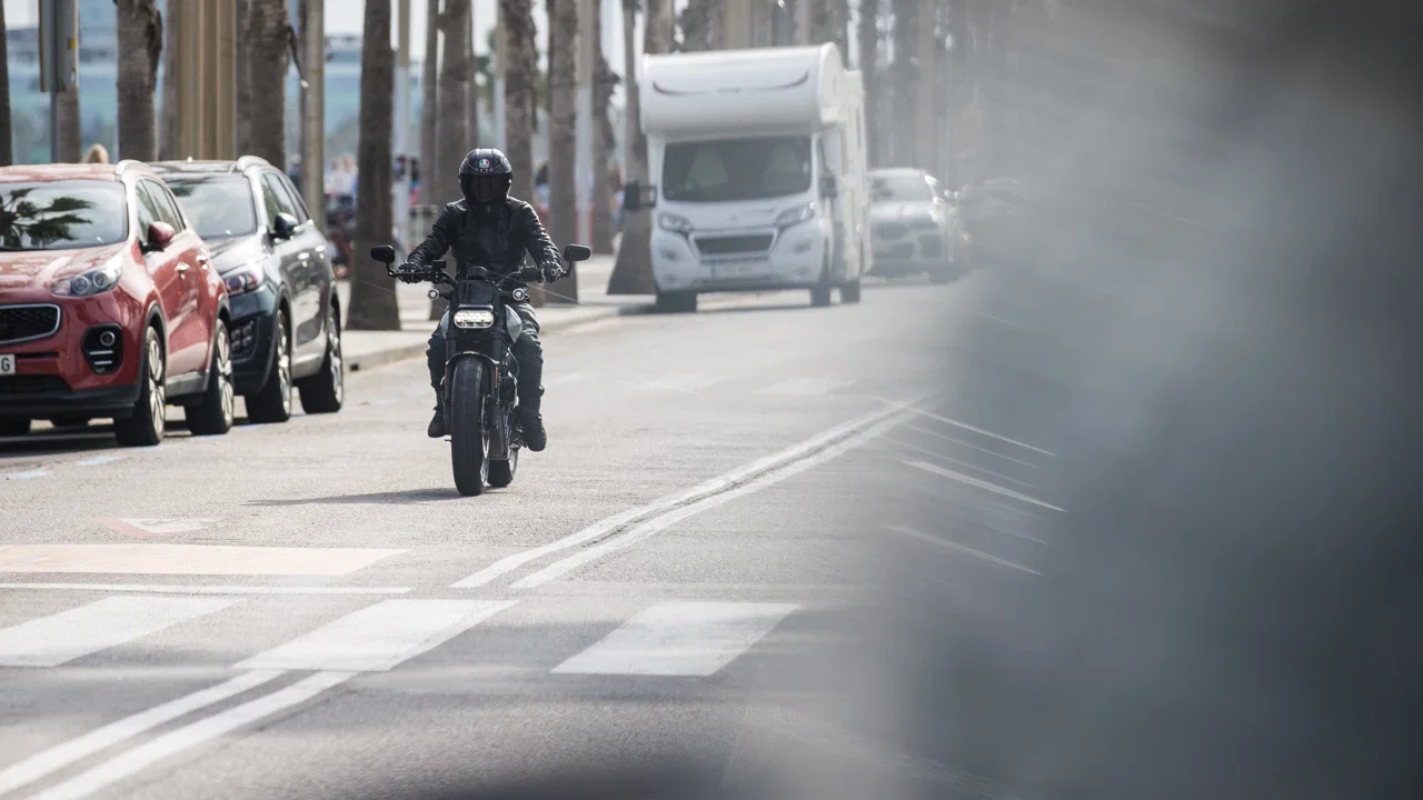 Barcelone prouve que les villes peuvent faciliter la vie des motards, alors pourquoi le Royaume-Uni ne le fait-il pas ?