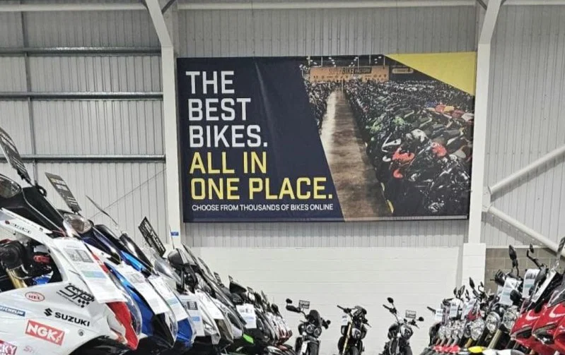 Dans un showroom de SuperBike Factory