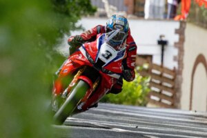 Dean Harrison réalise un doublé en course Senior et bat le record du tour au Southern 100