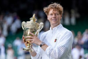 « Échec quatre fois » : le champion de Wimbledon Jannik Sinner dans une lutte continue sur deux roues