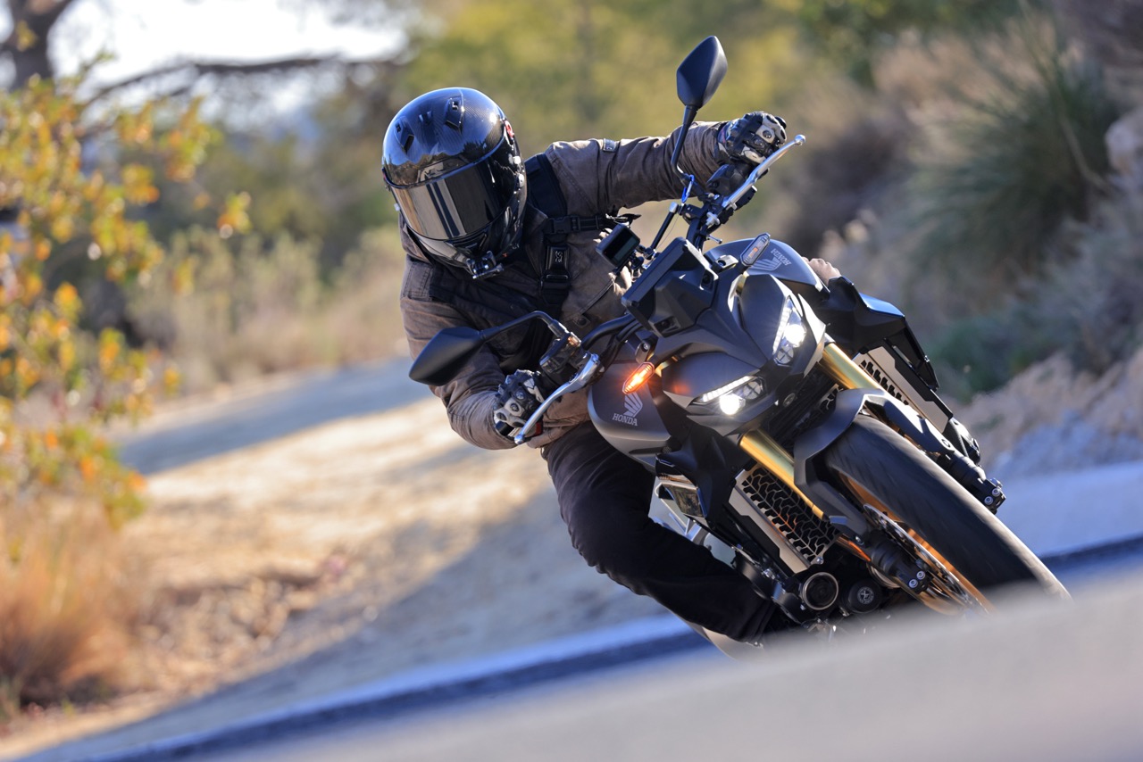 Honda CB1000 Hornet dans les virages.