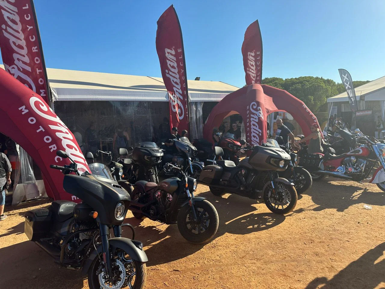 Motos indiennes garées lors d'un rassemblement.
