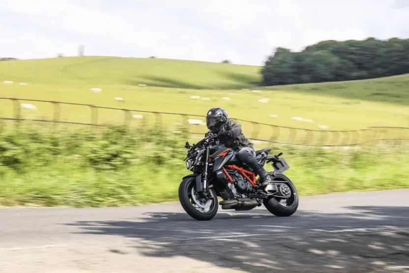 KTM 1390 Super Duke R Evo 2024 lors d'un essai routier.