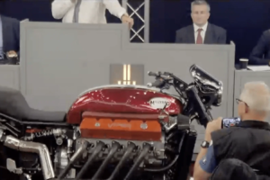 La moto emblématique Viper V10 d'Allen Millyard se vend aux enchères pour 130 000 £