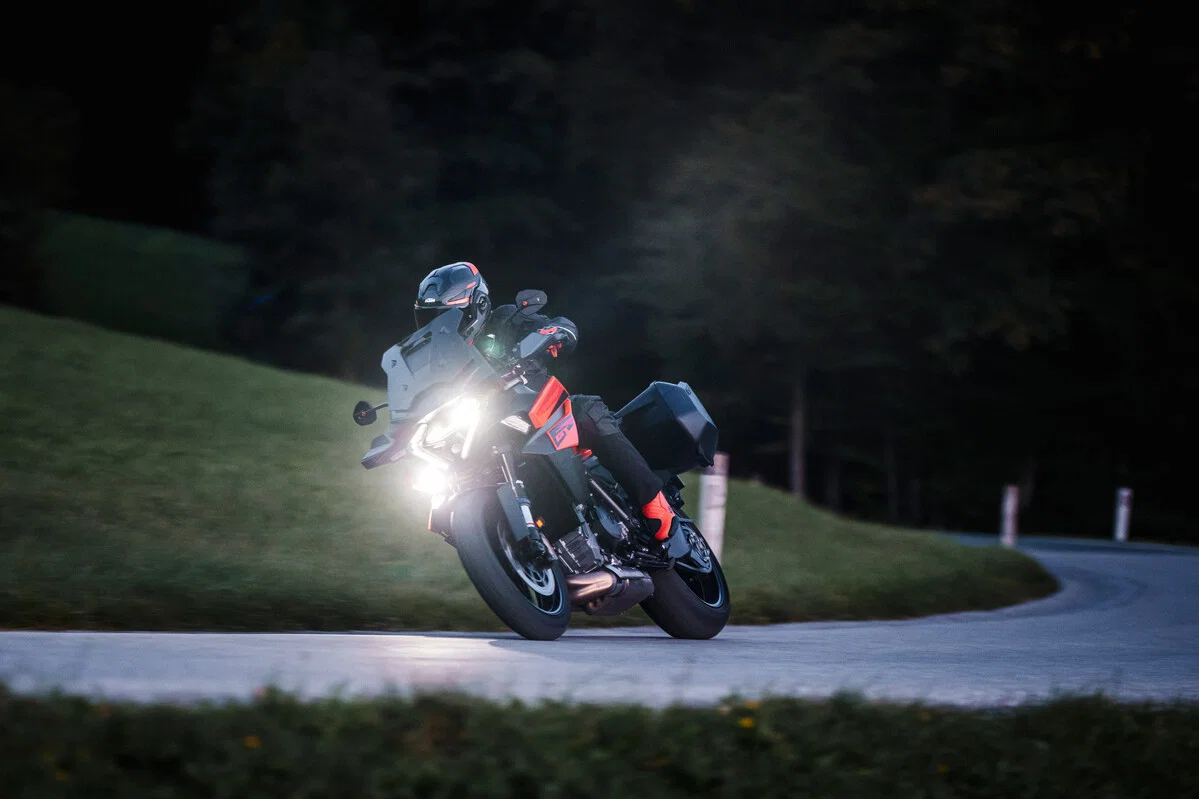 Une KTM 1390 Super Duke GT 2025 sur la route.