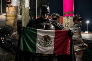 Le « Batman » mexicain nettoie les rues en collant les voleurs de vélos sur les lampadaires