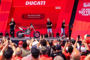 Le modèle concept supermotard Ducati Desmo450 SM brise la couverture à la World Ducati Week